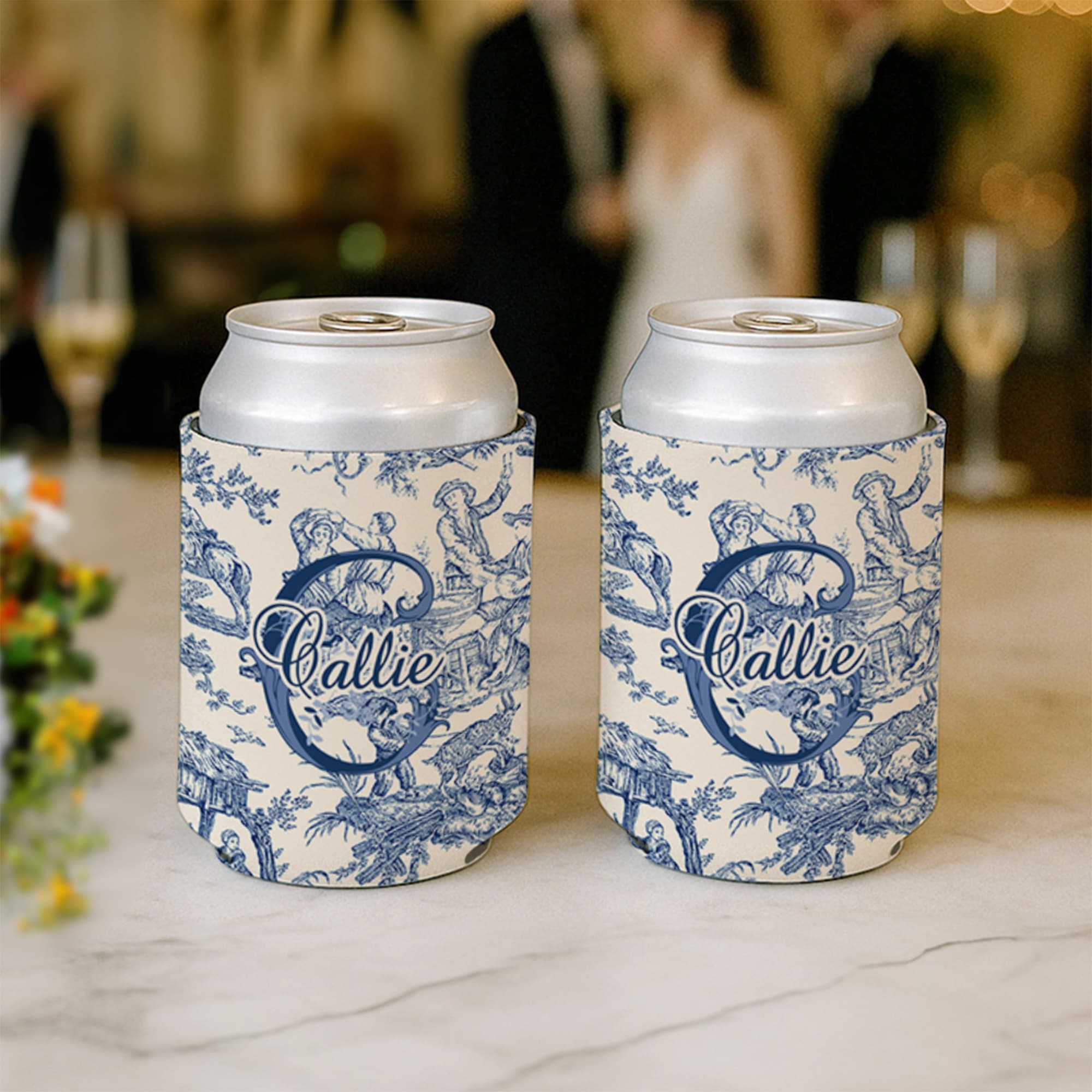 Henkilökohtainen Retro Style Ranskan Print Toile De Jouy eristetty olut tölkki jäähdytin hihan nimi ja Initial Party häät lahja morsian