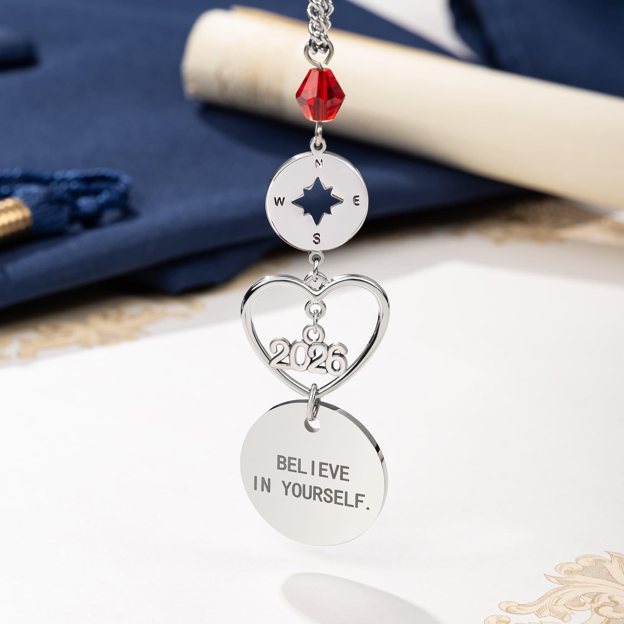 Henkilökohtainen Birthstone Kompassi Heart Design Taustapeili Car Charm kaiverrettu vuosi ja teksti Valmistuminen lahja valmistuneille Auton omistaja